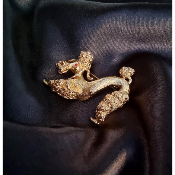Vintage MONET 1970s Signed Poodle Dog Gold Red Eyes Animal Brooch - Picture 3 of 6